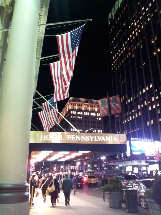 Am Abend vor dem Hotel New York's Hotel Pennsylvania