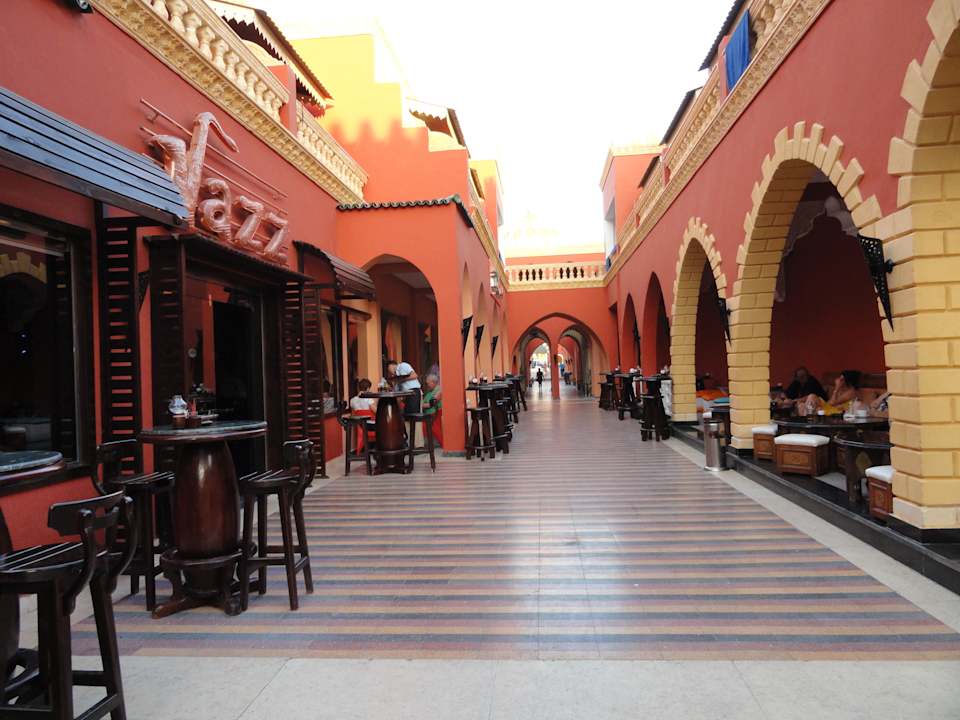 Die Passage mit Cafe Pickalbatros Alf Leila Wa Leila Resort - Neverland Hurghada
