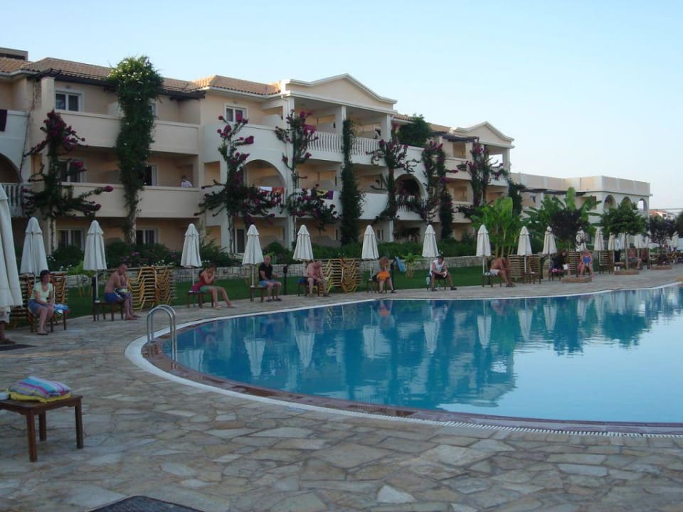 Die Liegenbesetzer! Hotel Bitzaro Grande