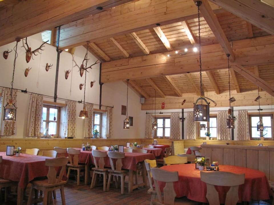 Ein schöner Gastraum mit gemütlichem Hüttenflair Alpengasthof Götschenalm
