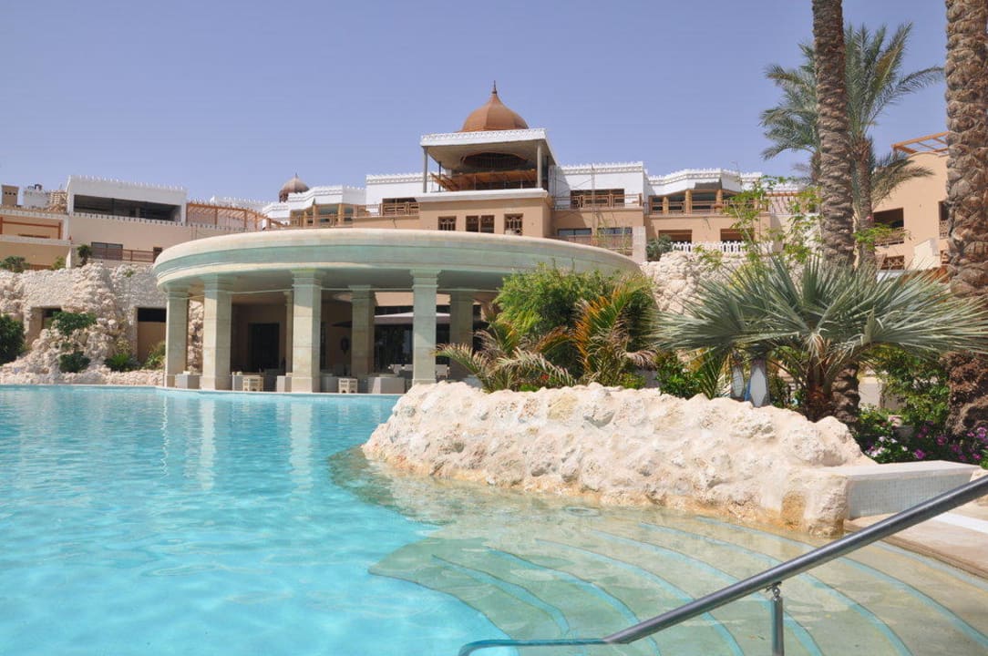 Poolanlage mit Poolbar im Hintergrund Makadi Spa - Adults only
