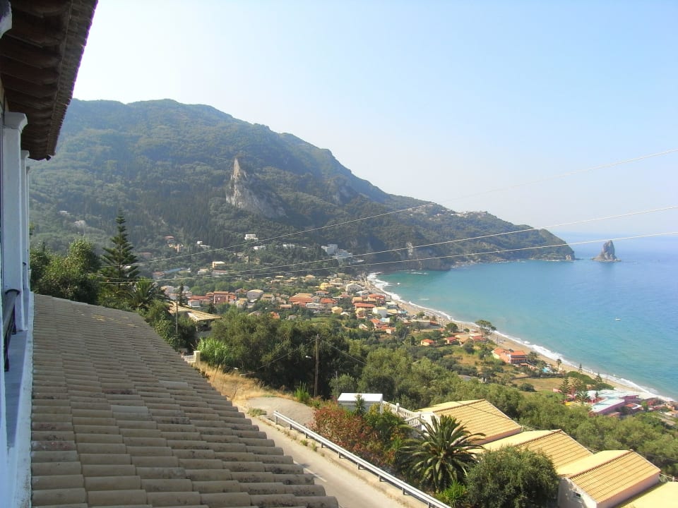 Blick auf Agios Gordi vom Balkon Studios & Appartements Belvedere