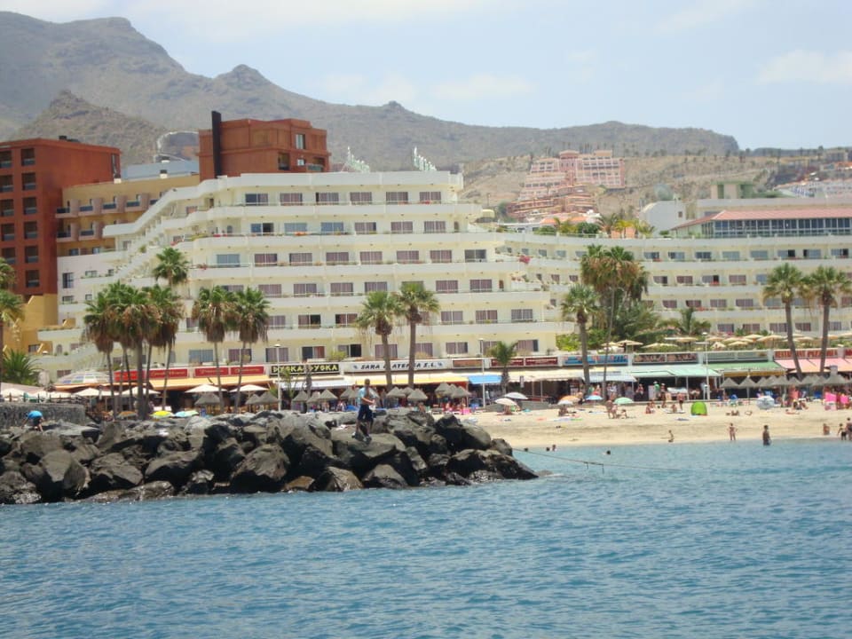 Blick vom Meer aus auf das Hotel HOVIMA La Pinta Beachfront Family Hotel