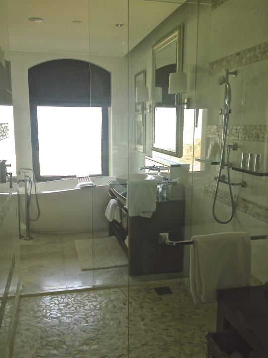 Bad mit zwei separaten Waschtischen The St. Regis Saadiyat Island Resort, Abu Dhabi