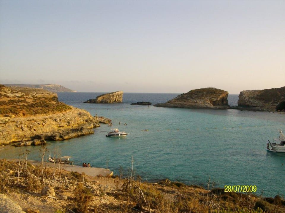 Blue Lagoon Comino Hotel & Bungalows