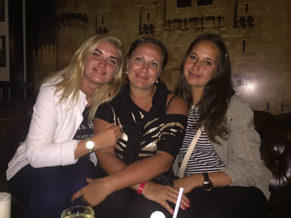 Mit Alla und Elvira vor dem Show  Pickalbatros Dana Beach Resort - Hurghada