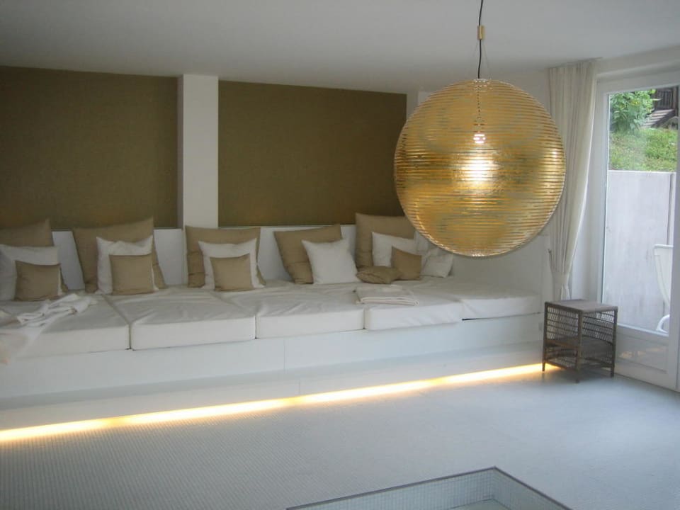 Bereich hinter dem Pool zum relaxen Naturresort & Spa Schindelbruch