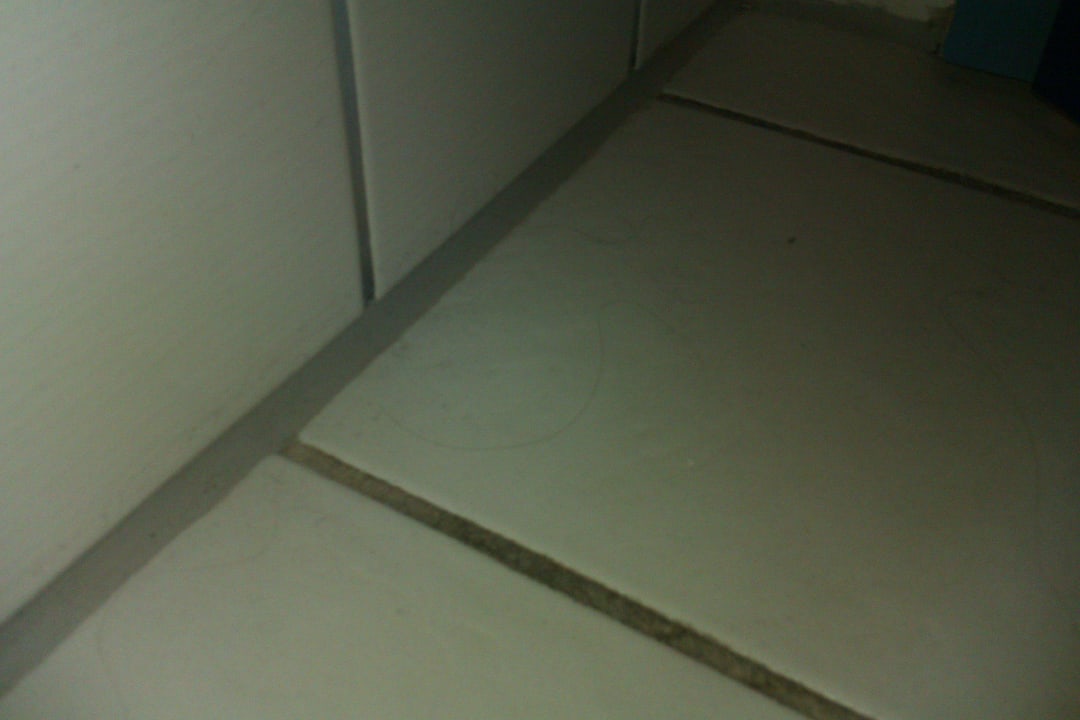 Badezimmer hinter der Tür Krögers Hotel