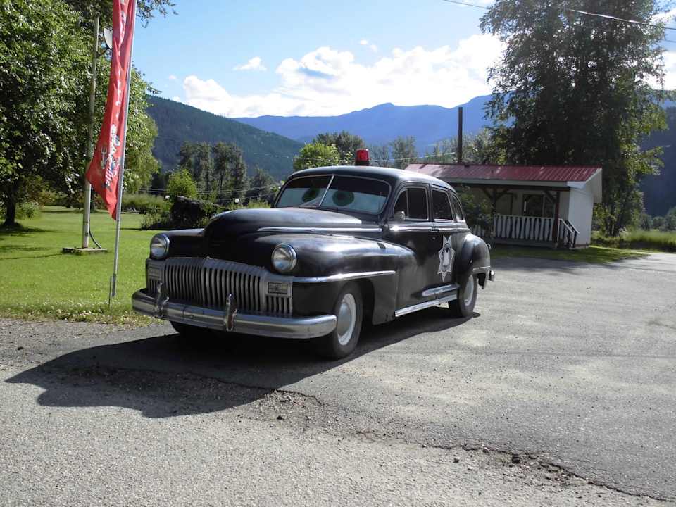 Das alte Polizei-Auto vor dem Hotel The Rivermount Motel