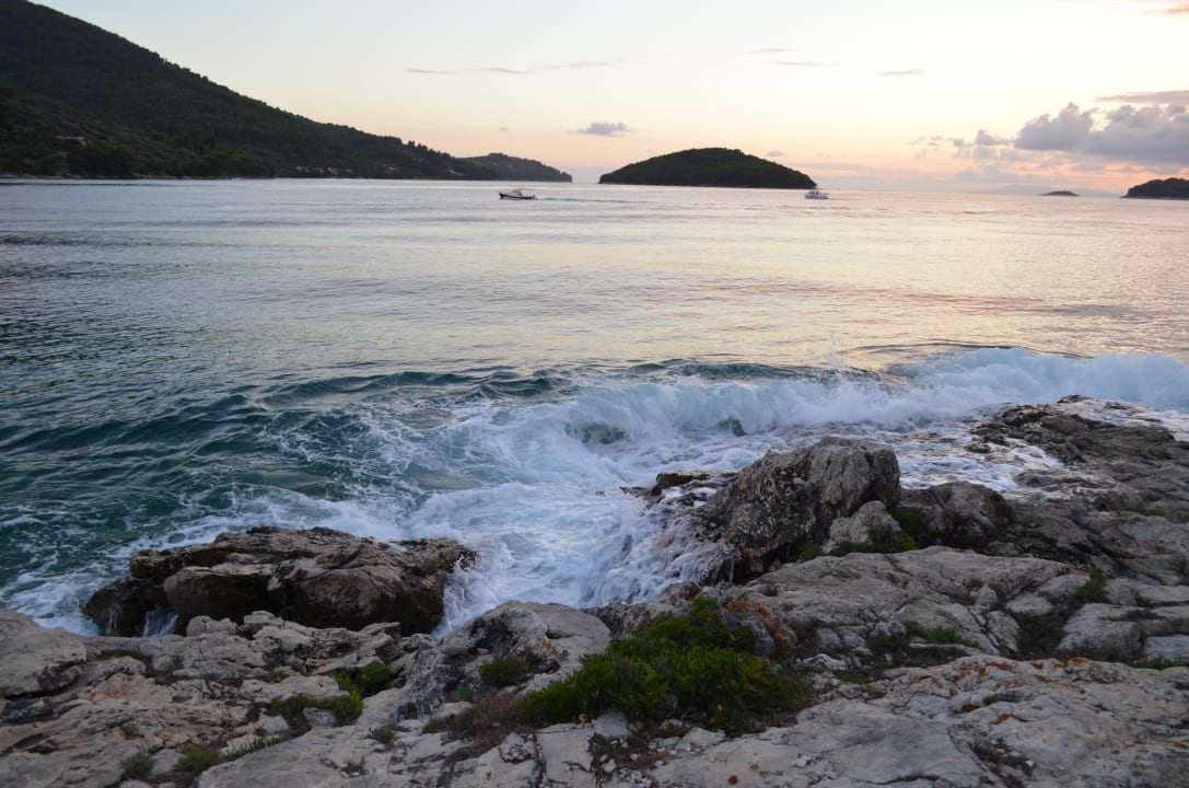 Plaża w Vela Luce - w oddali widać wyspę Osjak. Hotel Posejdon