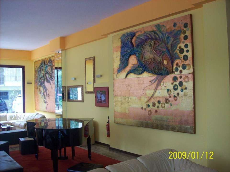 Klavier mit kunstvollem Gemälde Hotel Corona