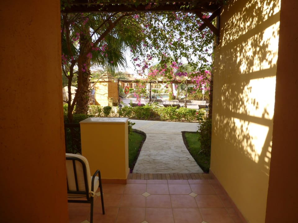 Blick vom Zimmer auf die Terrasse und Pool Steigenberger Coraya Beach - Adults only