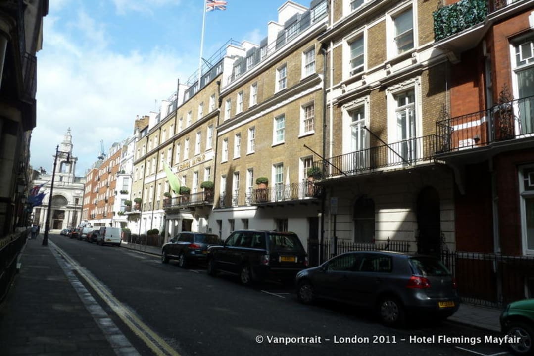 Vor dem Hotel Flemings Mayfair