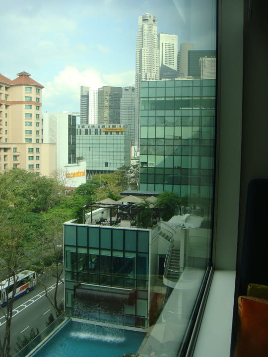 Außenpool mit Skyline Park Regis Singapore