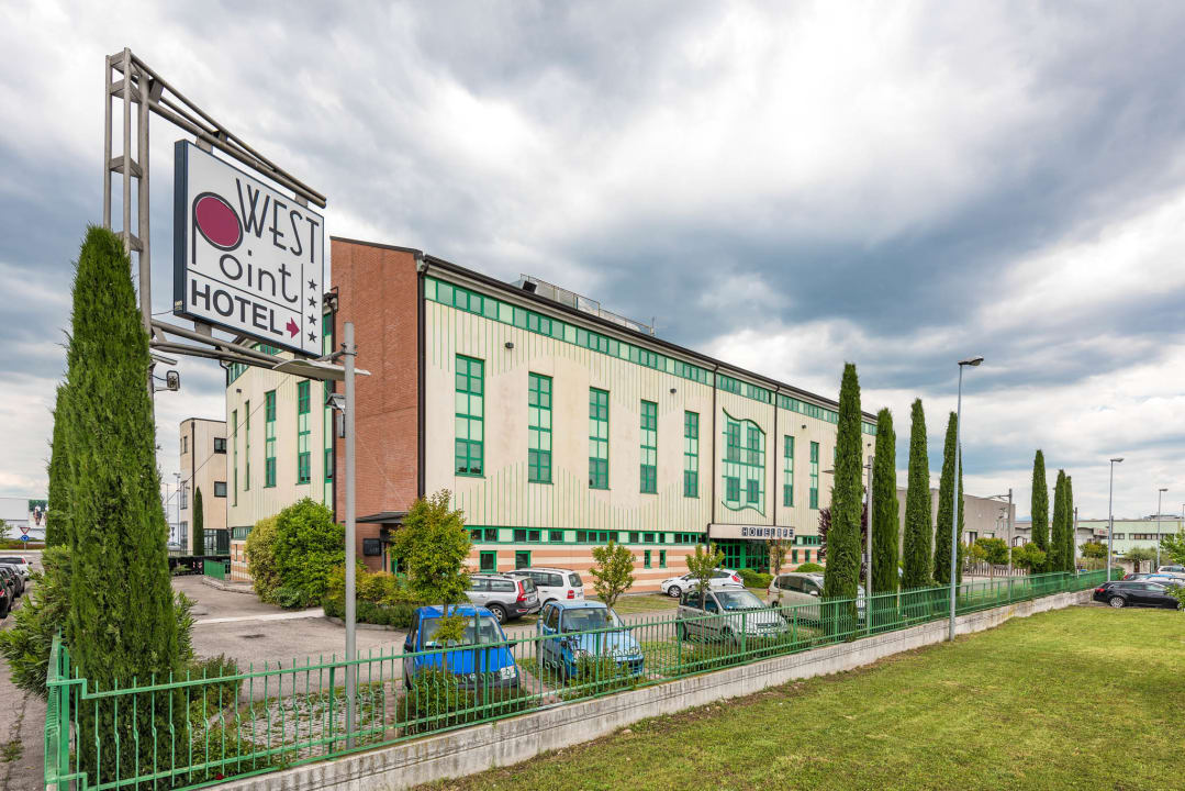 Außenansicht West Point Airport Hotel