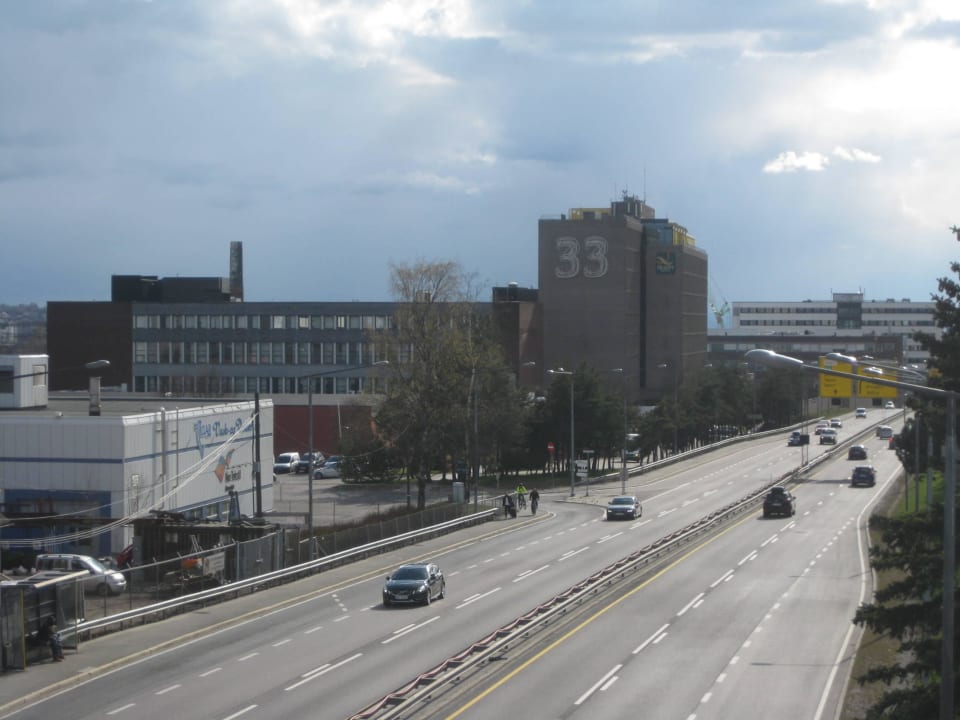 Blick von der Brücke zur Bahnhaltestelle Quality Hotel 33