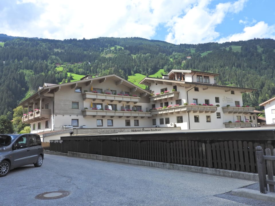Blick von den Bahngleisen Hotel Garni Strasser