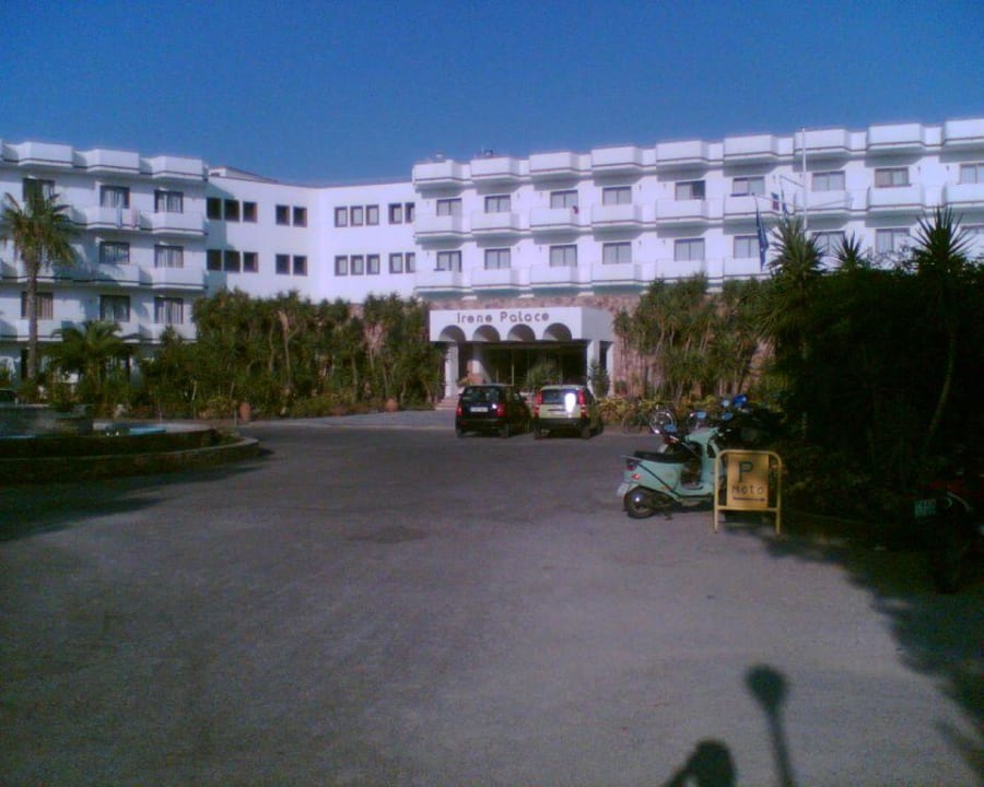 Die Landseite mit Hoteleingang Irene Palace Beach Resort