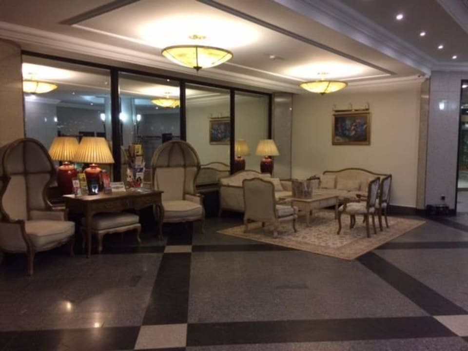 Kunsztownie urządzone lobby Hotel Roma