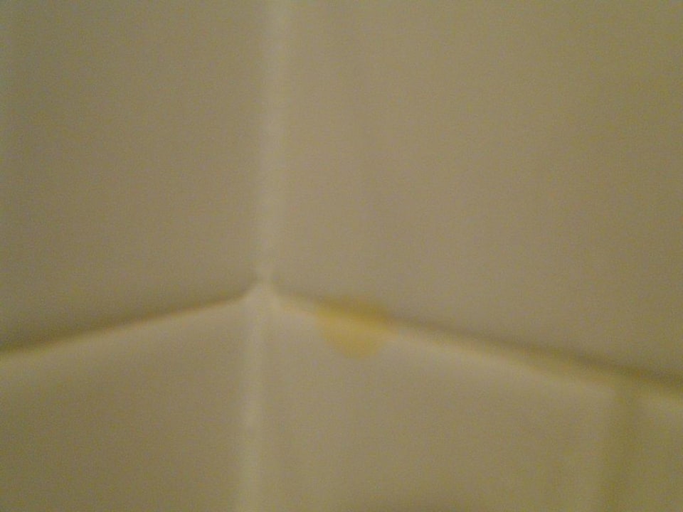 Schmutzige Fließen im Bad Hotel Le Méridien New Orleans