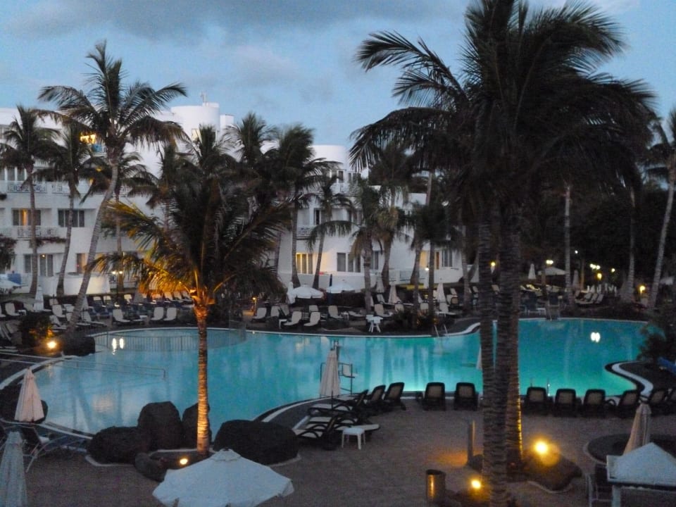 Pool am Abend Hipotels La Geria