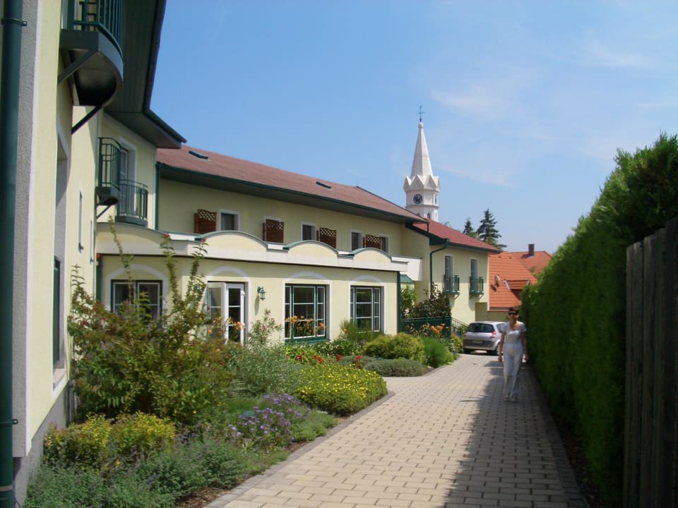 Einfahrt in den Innenhof mit Blick auf Zimmer Landhaus Pannonia