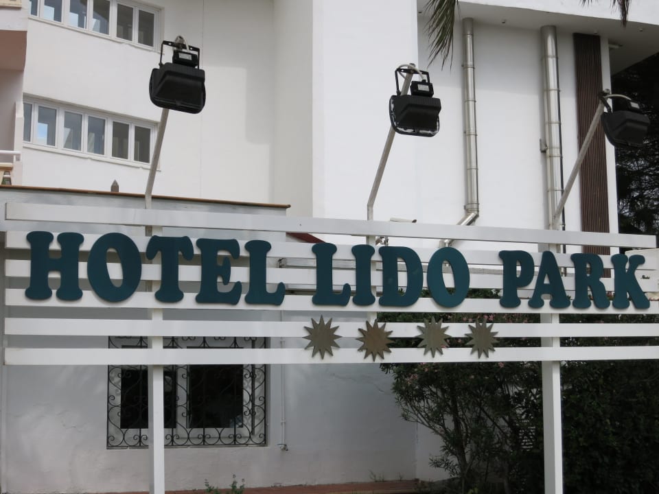 Eingang Universal Hotel Lido Park & Spa