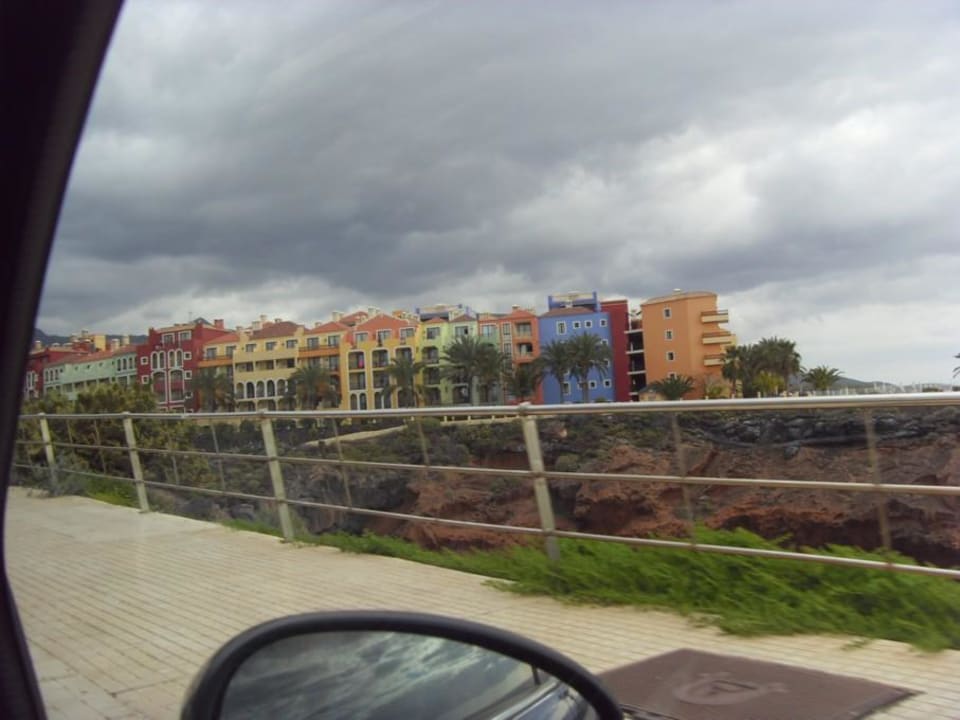 Seitliche Außenansicht von der Straße Bahia Principe Sunlight Costa Adeje