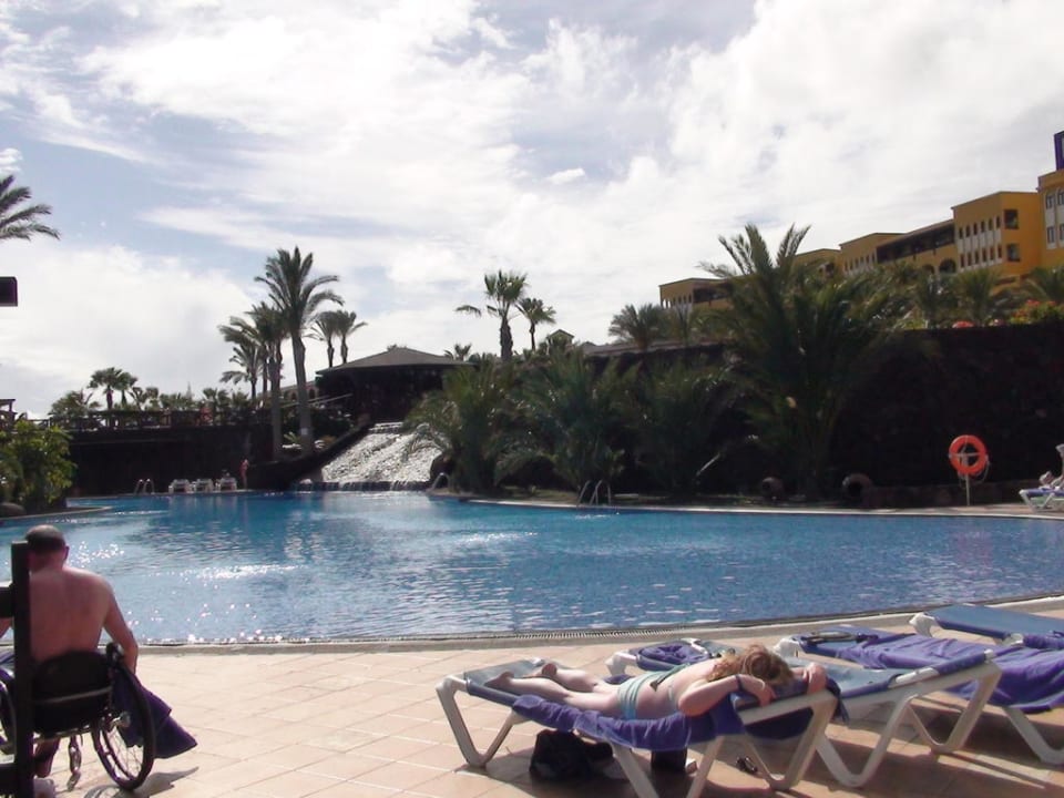Basen oblegany przez czytelników romansów. Occidental Jandía Playa