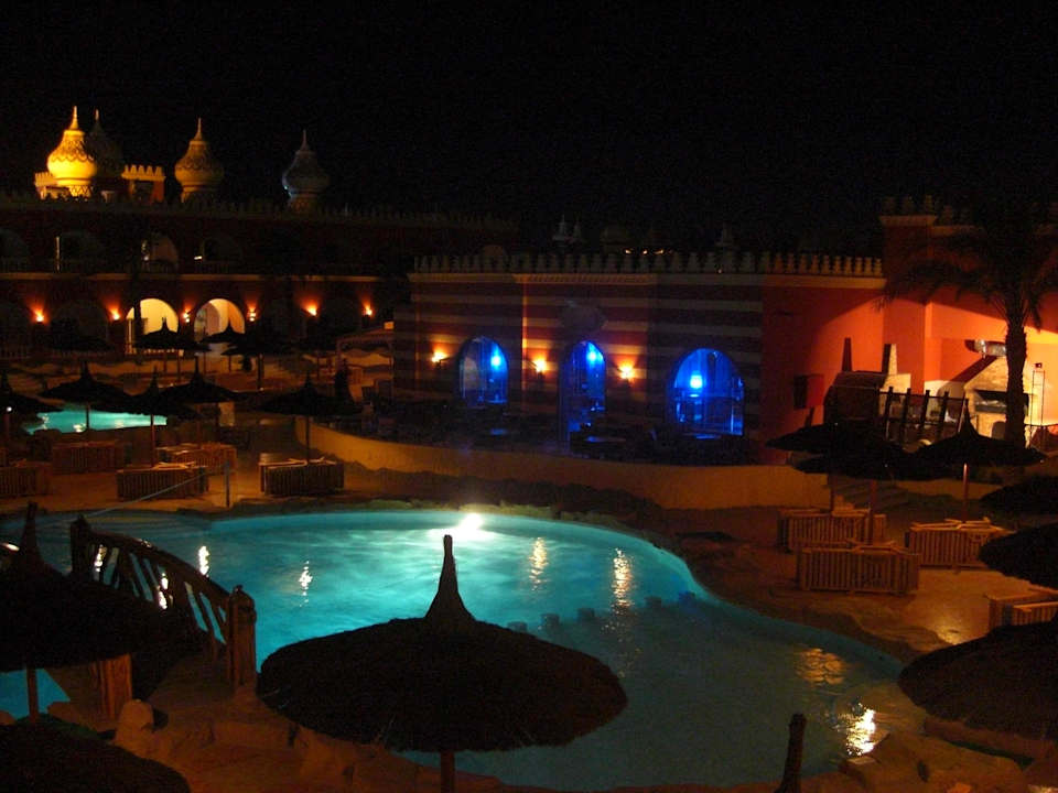 Blick aus dem Zimmer  bei Beleuchting Pickalbatros Alf Leila Wa Leila Resort - Neverland Hurghada