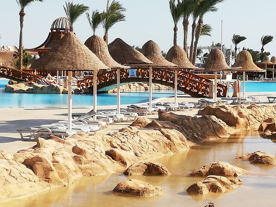 Pool Parrotel Beach Resort