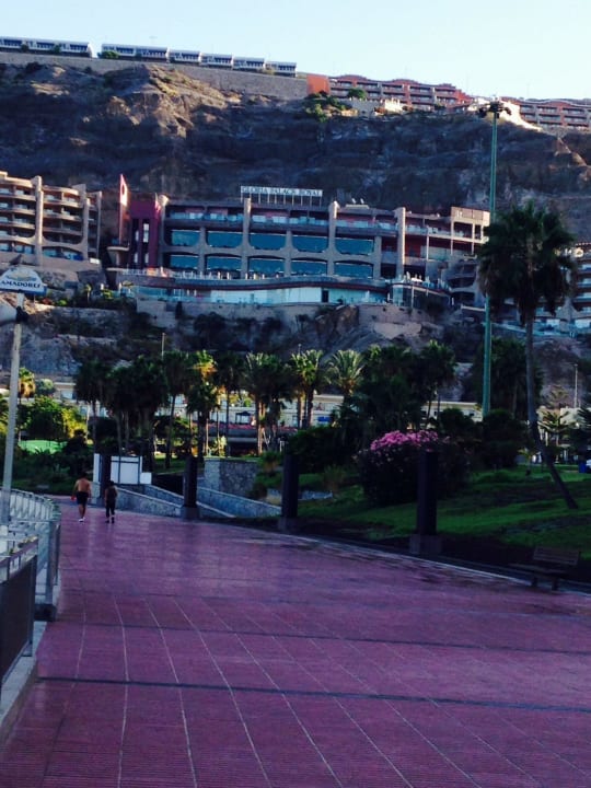 Paseo Playa Amadores y fachada Hotel Gloria Palace Royal Hotel & Spa