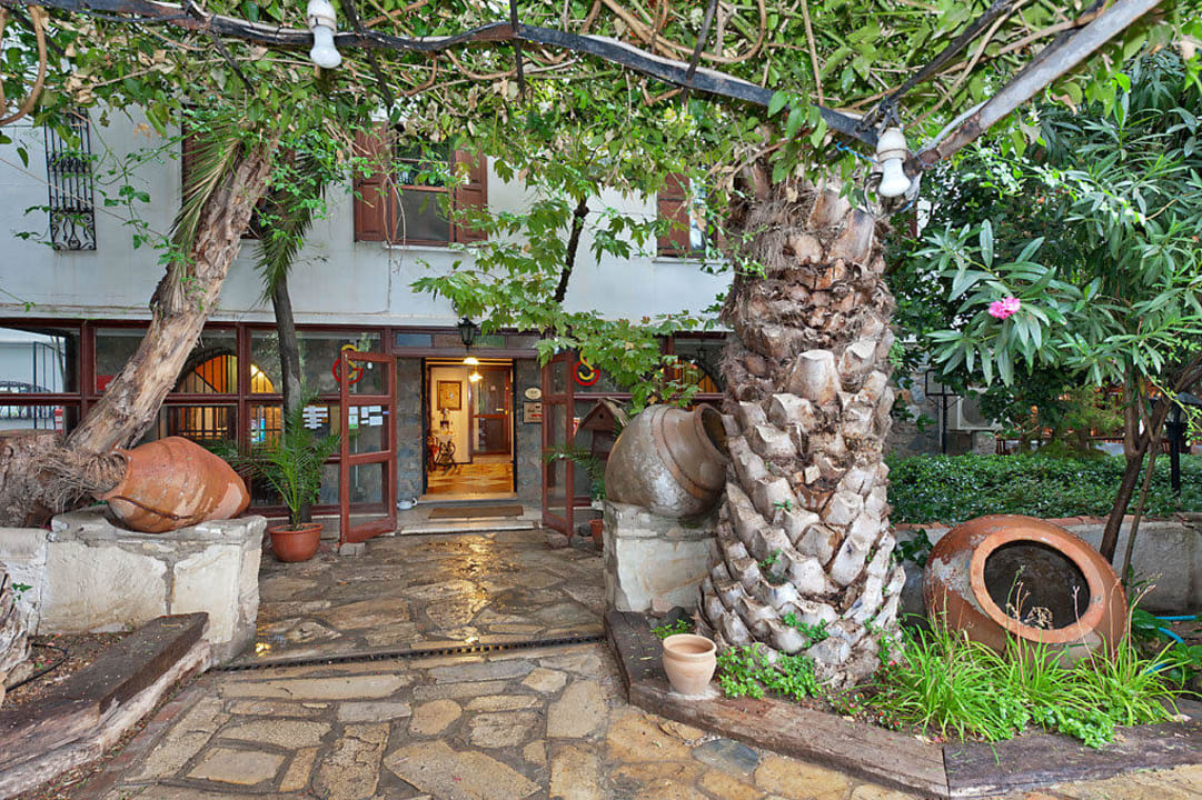 Entrance Hotel Kalehan