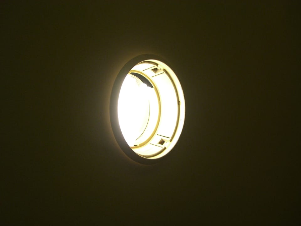 Alte gelbe Lampe mit Spinnewebe / Deluxe Zimmer Le Meridien Ile Maurice