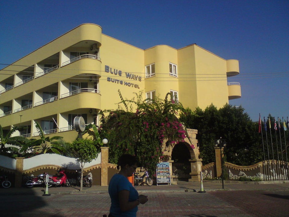 Vor dem Hotel Blue Wave Suite Hotel