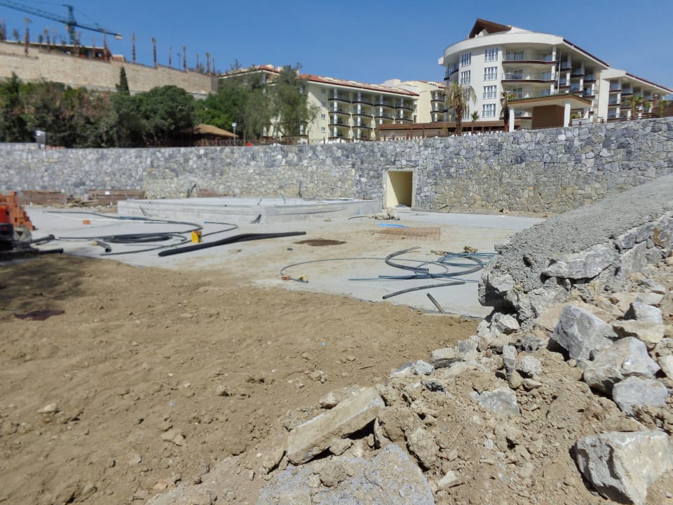 Strasse zwischen Küste und Hotel Ramada Resort Kusadasi & Golf