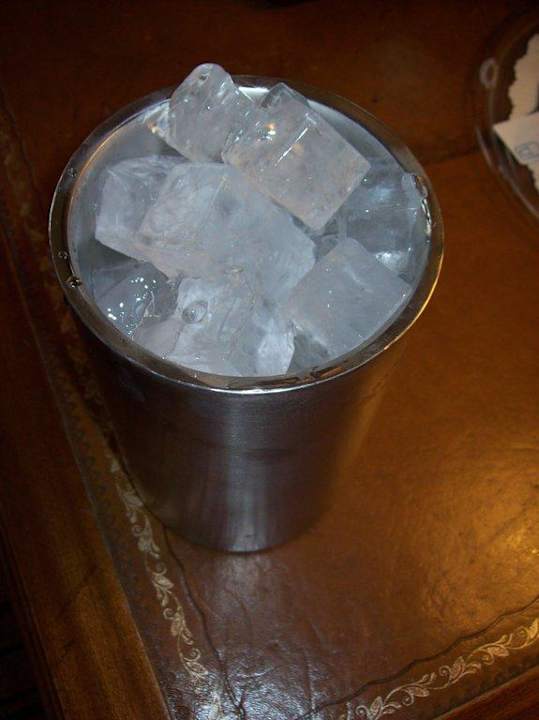 Eiskübel ohne Löffel  Le Méridien Frankfurt