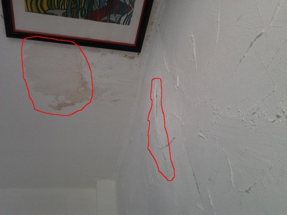 Zimmerdecke mit Riss über Kopfende des Bettes Sonnenmatte-Titisee B+B Hotel Guesthouse