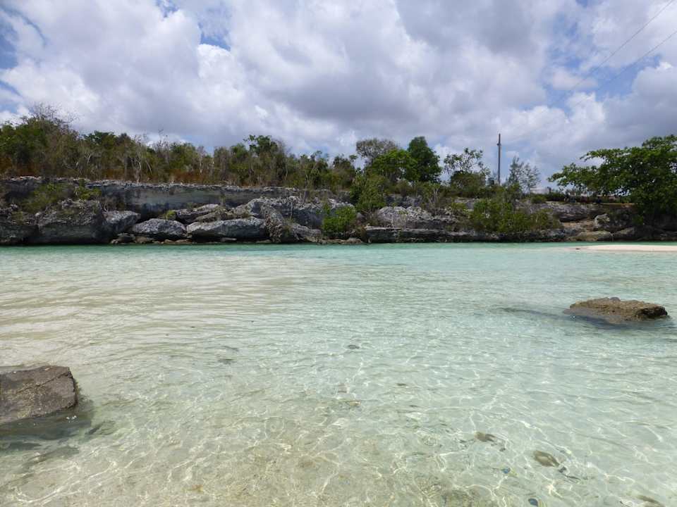An der Flussmündung links des Hotelstrandes Hotel Playa Pesquero
