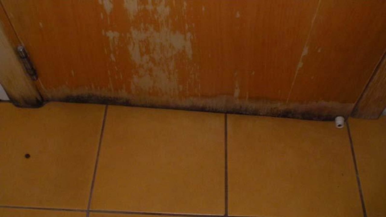 Angegammelte Tür im Badezimmer be.HOTEL