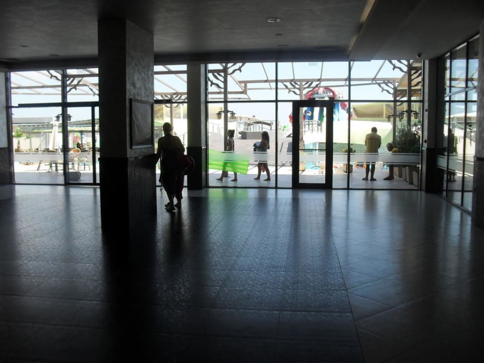 Weg zum Strand und Promenade Hotel Glarus Beach