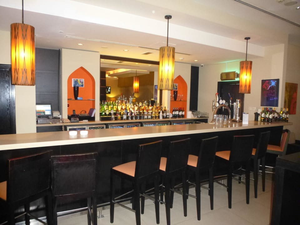 Kleine Bar im Erdgeschoß Hotel Holiday Inn Express Jumeirah