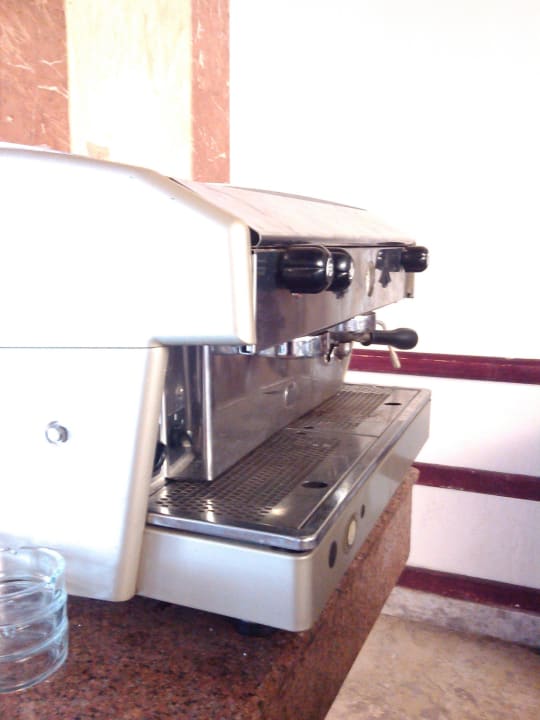 Kaffeemaschine in der Bar Imperial Shams Abu Soma