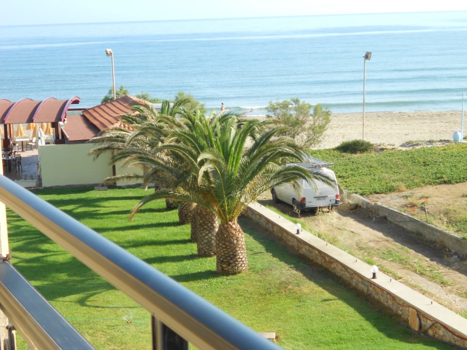 Blick vom Zimmer zum Strand Vantaris Luxury Beach Resort