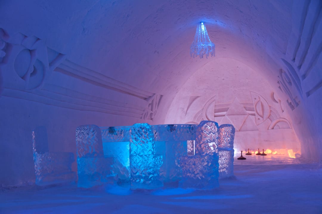 Pokertisch und Eisstockschießen Lapland Hotels SnowVillage