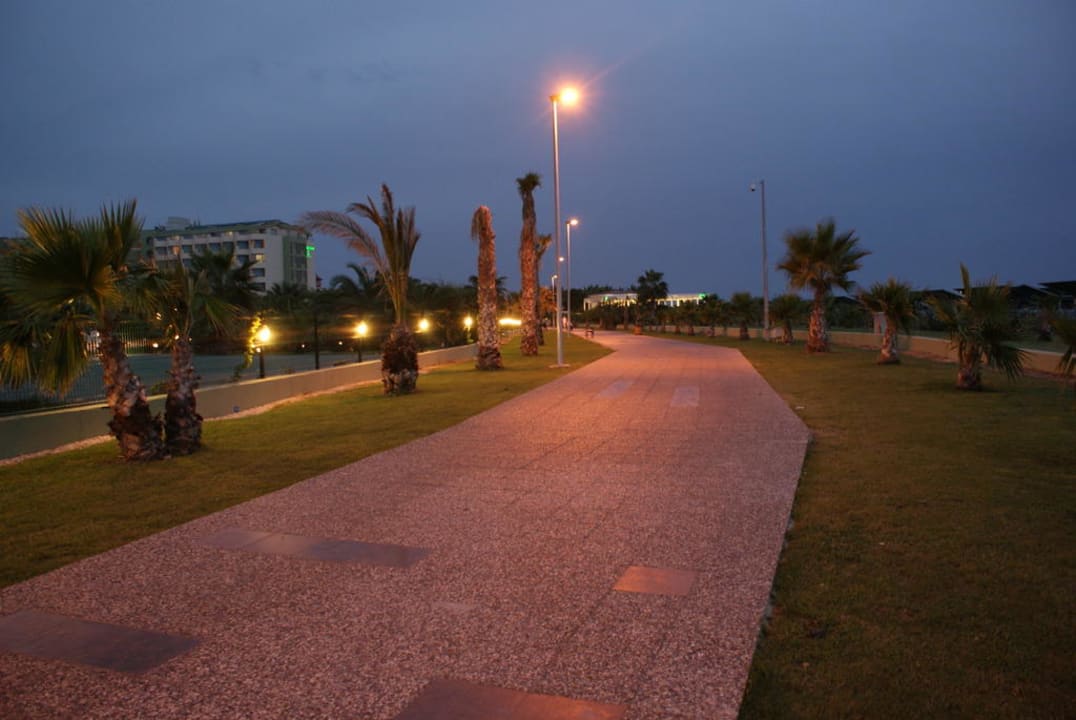 Promenade vor Hotel VONRESORT Golden Beach