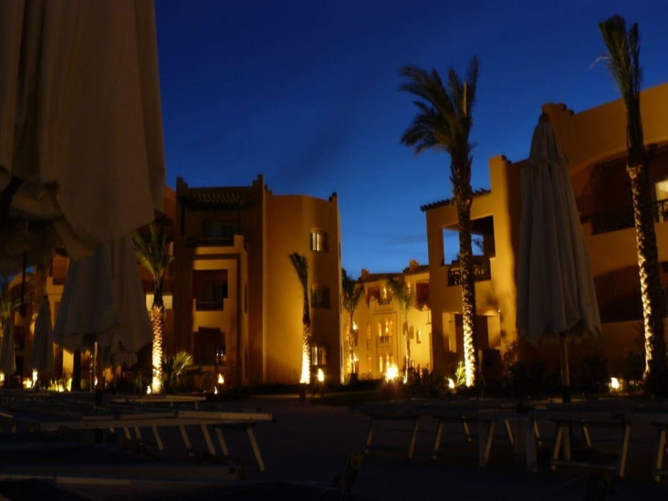 Blick vom Pool auf Anlage bei Dämmerung Stella Beach Resort & Spa Makadi Bay