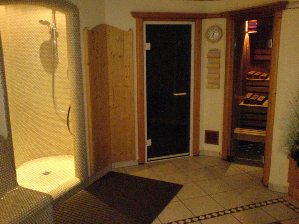 Links Dusche, Mitte Dampfbad, rechts Sauna Hotel Linderhof