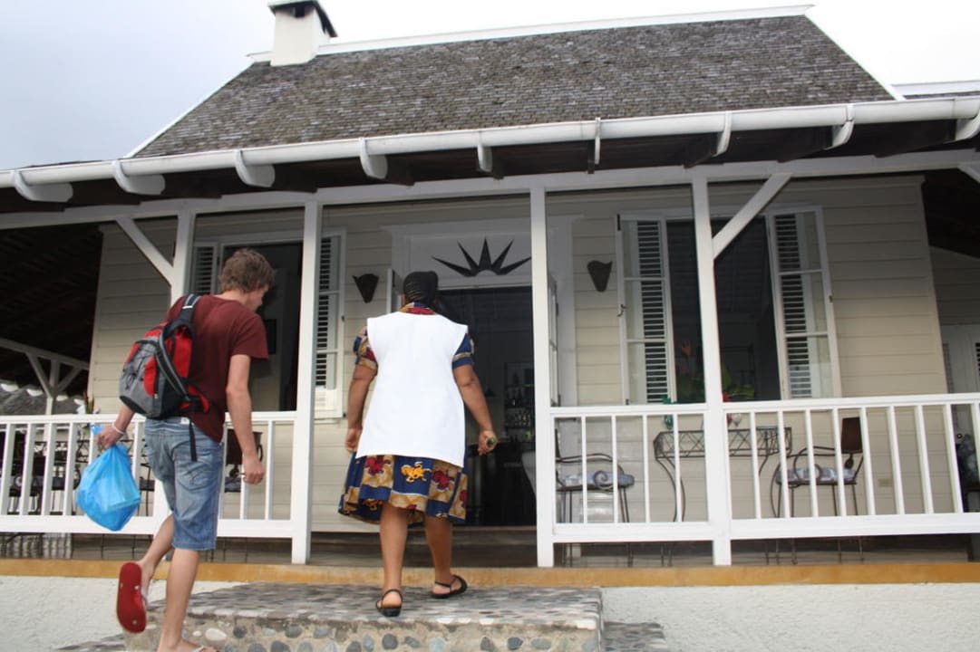 Freundliches Zimmermädchen beim Hotelrundgang Hotel Strawberry Hill