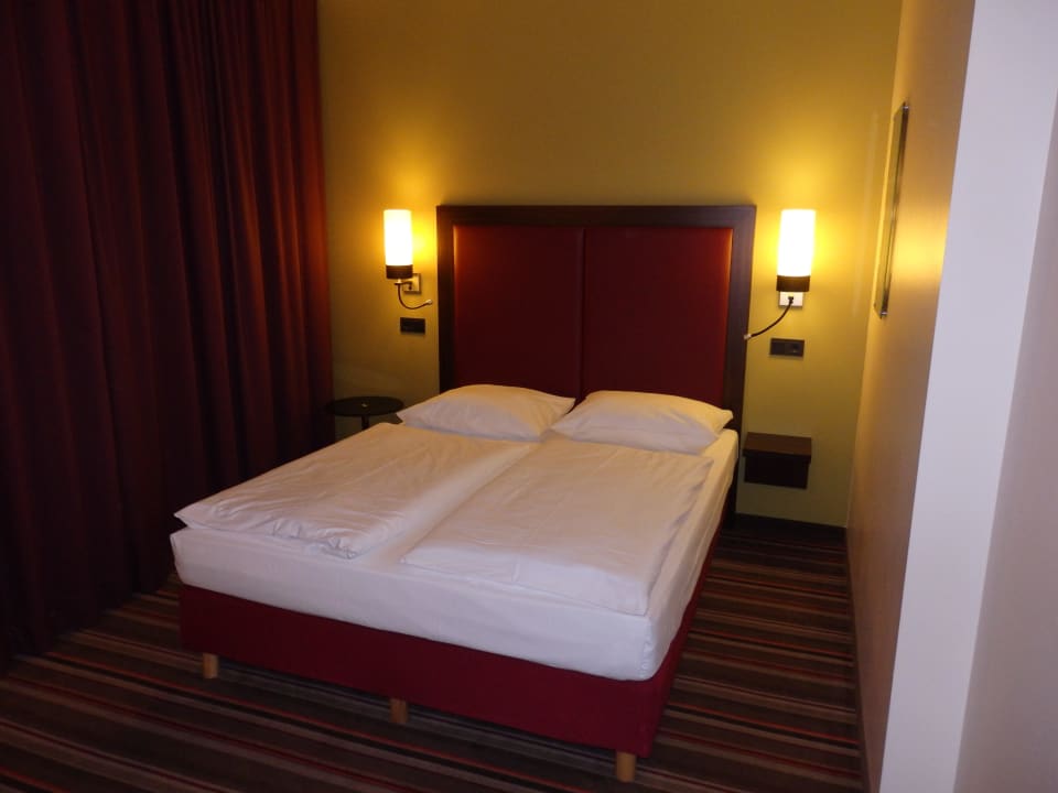 Bett (Zimmer 328) Leonardo Hotel Berlin
